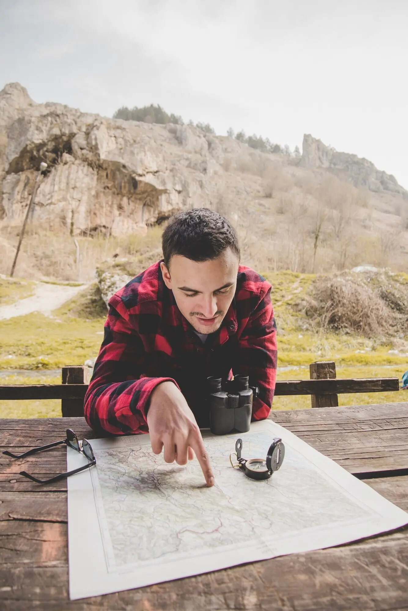 Entspannte reisende Person, die die Karte zu Rate zieht