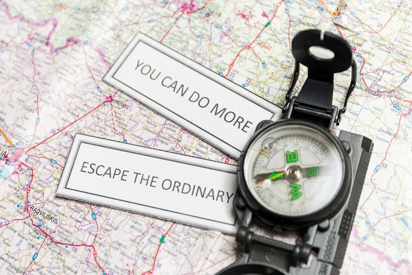 Inspirierende Texte und ein Kompass auf einer Karte